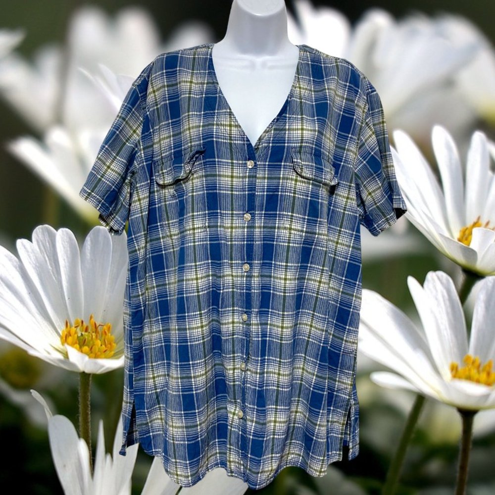 Women's Plus Size 1X-Short Sleeve Top With Pockets Button Down V-Neckline Design